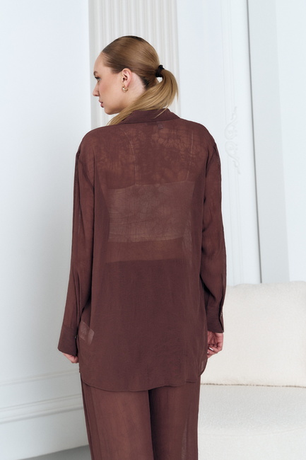 Женская коричневая рубашка EQUILIBRI артикул BW491006 100 Brown SS2025 Фото ракурс 2 - Женская коричневая рубашка EQUILIBRI артикул BW491006 100 Brown SS2025