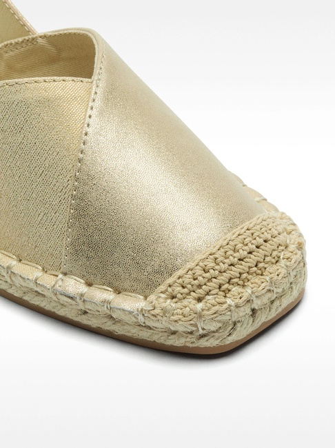 Фото ракурс 5 - Жіночі золоті туфлі Parfois артикул 231617 _GD SS2025