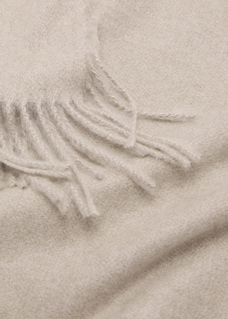 Женский бежевый шарф Mango артикул 27051188 07 2 season Фото ракурс 2 - Женский бежевый шарф Mango артикул 27051188 07 2 season