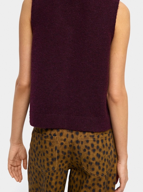 Женский бордовый жилет Parfois артикул 237926 _BU FW2025 Фото ракурс 2 - Женский бордовый жилет Parfois артикул 237926 _BU FW2025