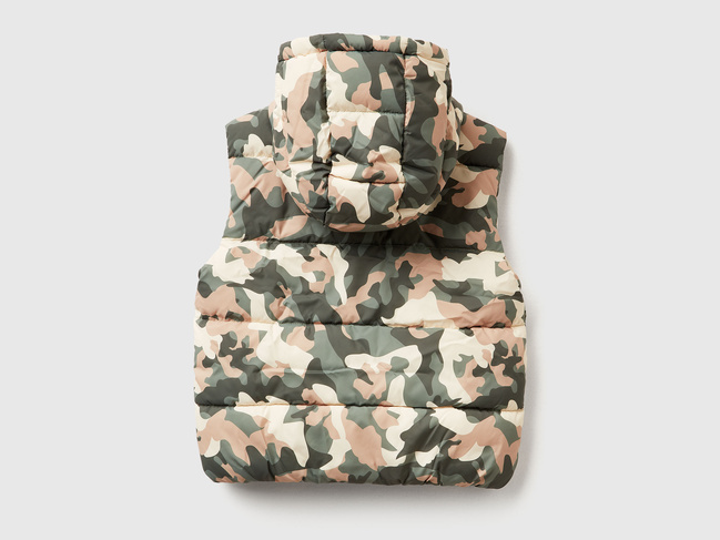 Фото ракурс 2 - Хаки жилет для мальчиков Benetton артикул 2FORGJ00P.P 63T 25A