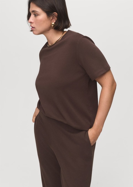 Жіноча коричнева футболка Mango артикул 17014099 30 1 season Фото ракурс 5 - Жіноча коричнева футболка Mango артикул 17014099 30 1 season