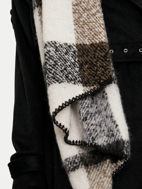 Фото ракурс 2 - Жіночий чорний шарф Only артикул 15297979 Black FW2025