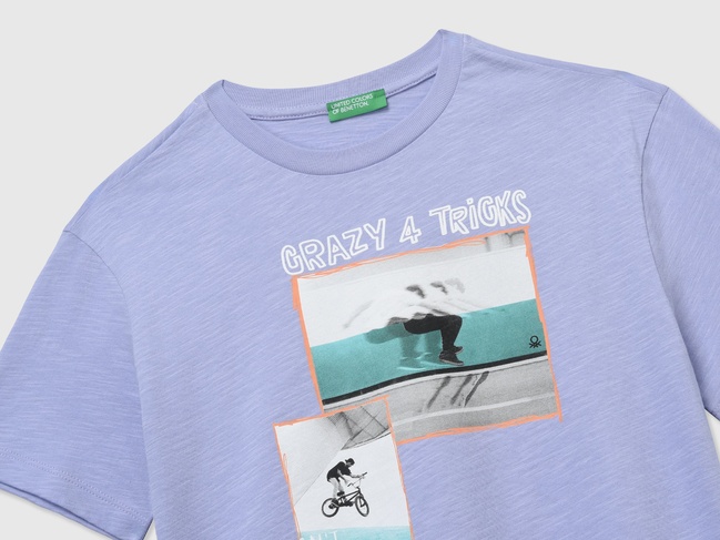 Фиолетовая футболка для мальчиков Benetton артикул 3SLUC10P8.G 34V 25E Фото ракурс 3 - Фиолетовая футболка для мальчиков Benetton артикул 3SLUC10P8.G 34V 25E