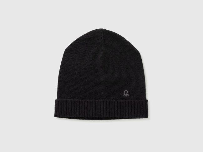 Жіноча чорна шапка Benetton артикул 122HDA013 700 25A Фото ракурс 1 - Жіноча чорна шапка Benetton артикул 122HDA013 700 25A