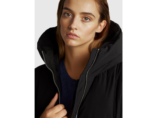 Фото ракурс 4 - Жіноча чорна куртка Benetton артикул 22T6DN086 100 25A