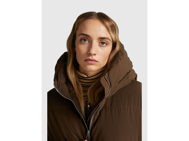 Жіноча коричнева куртка Benetton артикул 22T6DN087 2C0 25A Фото ракурс 4 - Жіноча коричнева куртка Benetton артикул 22T6DN087 2C0 25A