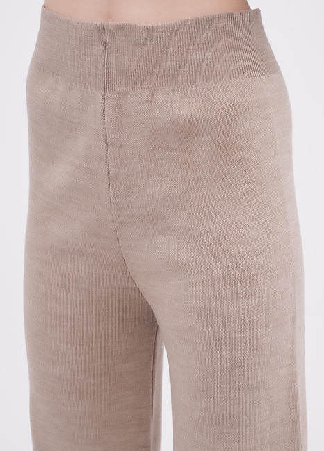 Женские бежевые штаны EQUILIBRI артикул W391 009 201 Beige FW2025 Фото ракурс 3 - Женские бежевые штаны EQUILIBRI артикул W391 009 201 Beige FW2025