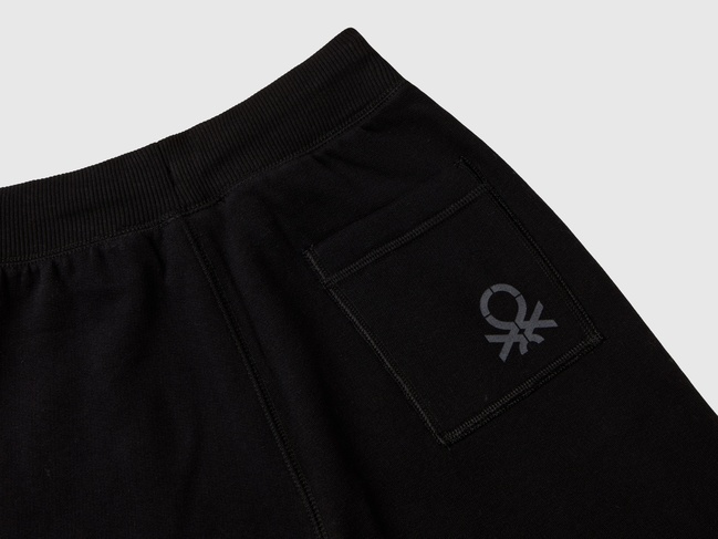 Фото ракурс 3 - Черные штаны для мальчиков Benetton артикул 3EB5CF05L.G 100 25I