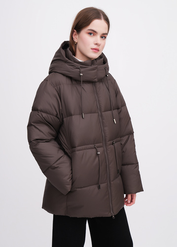 Фото ракурс 1 - Женская коричневая куртка EQUILIBRI артикул W172 013 000 Brown FW2025