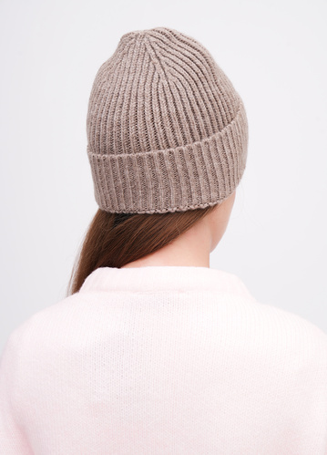 Фото ракурс 2 - Жіноча коричнева шапка EQUILIBRI артикул W881 001 001 Mocco FW2025