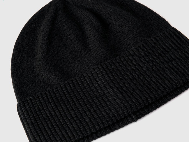 Фото ракурс 2 - Жіноча чорна шапка Benetton артикул 1002DA010 100 25A
