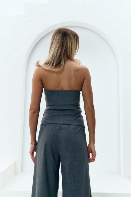 Женский серый топ EQUILIBRI артикул BW491005 100 Grey SS2025 Фото ракурс 2 - Женский серый топ EQUILIBRI артикул BW491005 100 Grey SS2025