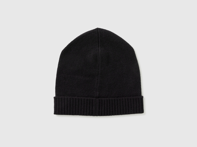 Жіноча чорна шапка Benetton артикул 122HDA013 700 25A Фото ракурс 2 - Жіноча чорна шапка Benetton артикул 122HDA013 700 25A