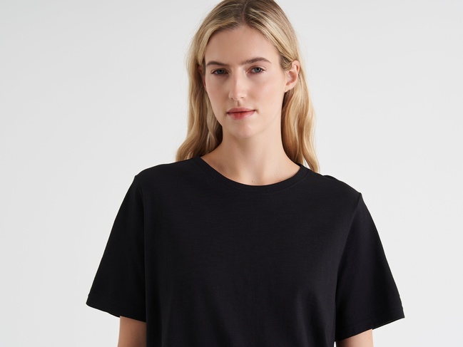 Женская черная футболка Benetton артикул 3BVXD102P 100 25A Фото ракурс 4 - Женская черная футболка Benetton артикул 3BVXD102P 100 25A