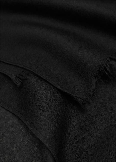 Фото ракурс 2 - Жіночий чорний шарф Mango артикул 17092542 99 1 season