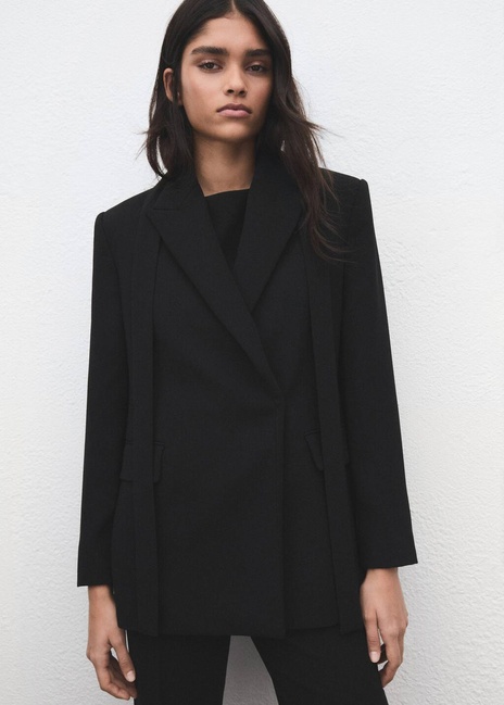 Женский черный пиджак Mango артикул 27051320 99 2 season Фото ракурс 1 - Женский черный пиджак Mango артикул 27051320 99 2 season