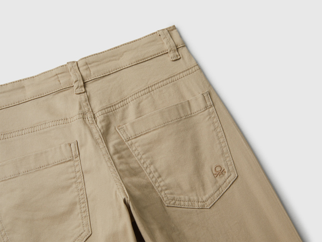 Бежевые штаны для мальчиков Benetton артикул 4RHPCE04D.G 39A 25A Фото ракурс 3 - Бежевые штаны для мальчиков Benetton артикул 4RHPCE04D.G 39A 25A