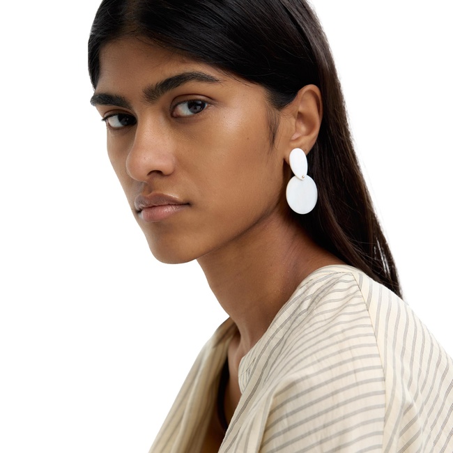 Жіночі білі сережки Parfois артикул 235141 _WT FW2025 Фото ракурс 3 - Жіночі білі сережки Parfois артикул 235141 _WT FW2025
