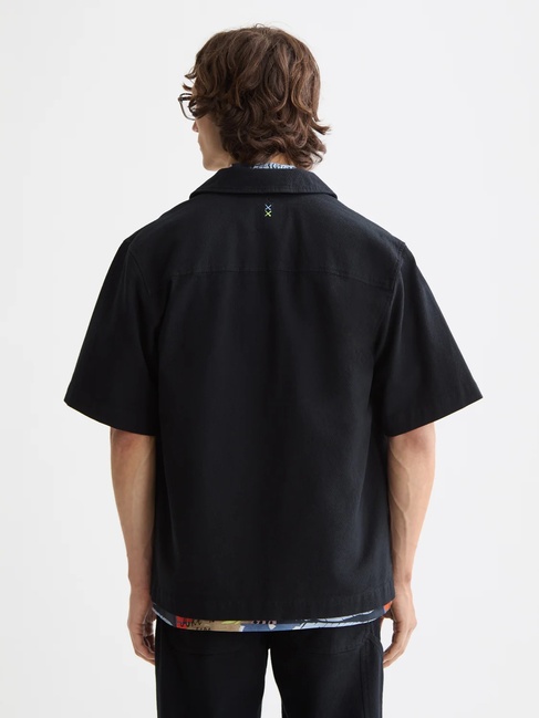 Мужская черная рубашка SCOTCH & SODA артикул 181878 001 FW2025 Фото ракурс 2 - Мужская черная рубашка SCOTCH & SODA артикул 181878 001 FW2025