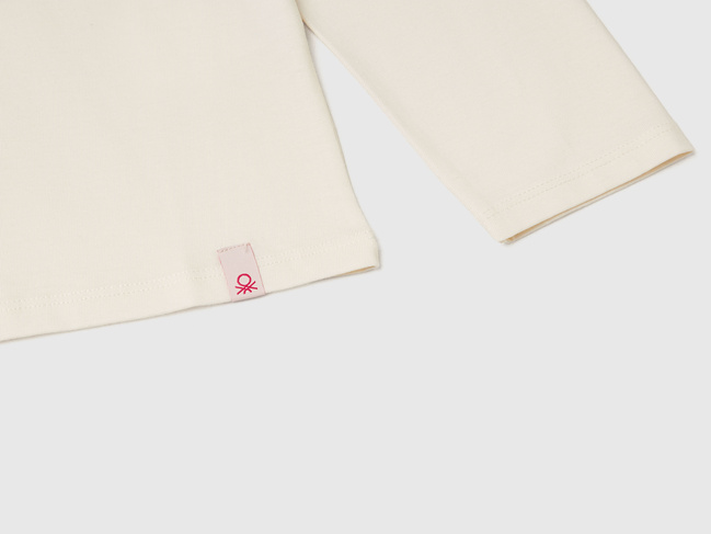 Бежевый лонгслив для девочек Benetton артикул 35RYC10Q7.G 0R2 25A Фото ракурс 3 - Бежевый лонгслив для девочек Benetton артикул 35RYC10Q7.G 0R2 25A