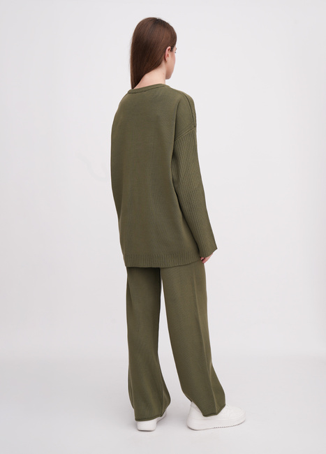 Женский зеленый свитер EQUILIBRI артикул W391 057 100 OLIVE FW2025 Фото ракурс 4 - Женский зеленый свитер EQUILIBRI артикул W391 057 100 OLIVE FW2025