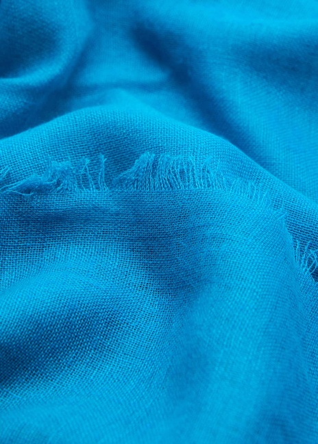 Жіночий блакитний шарф Mango артикул 87075924 52 8 season Фото ракурс 2 - Жіночий блакитний шарф Mango артикул 87075924 52 8 season