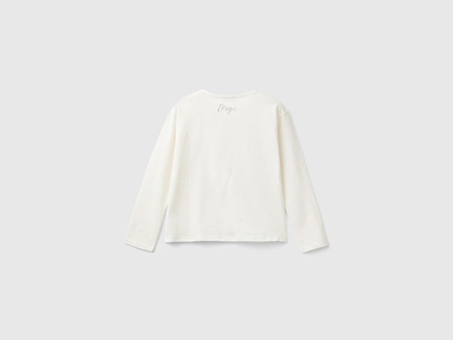 Фото ракурс 2 - Бежевый лонгслив для девочек Benetton артикул 3ATNC10KZ.G 0R2 24I