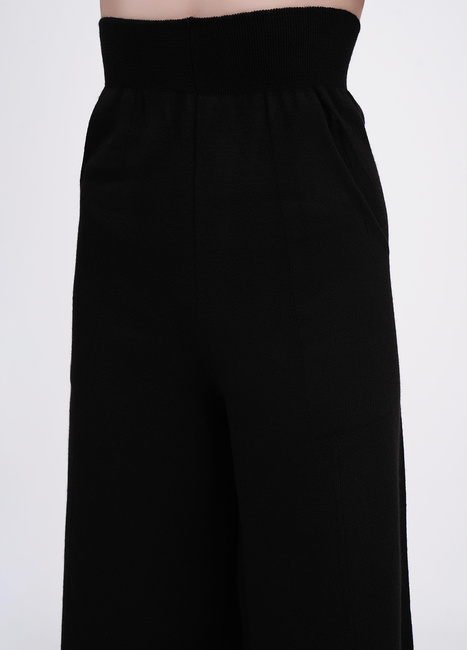 Жіночі чорні штани EQUILIBRI артикул W391 042 200 Black FW2025 Фото ракурс 3 - Жіночі чорні штани EQUILIBRI артикул W391 042 200 Black FW2025