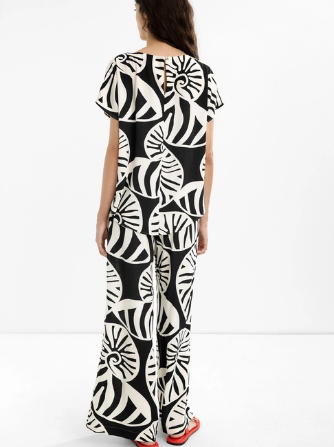 Жіноча біло-чорна блузка Parfois артикул 236658 _DM FW2025 Фото ракурс 2 - Жіноча біло-чорна блузка Parfois артикул 236658 _DM FW2025