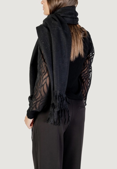 Фото ракурс 2 - Женский черный шарф Only артикул 15350198 Black FW2025