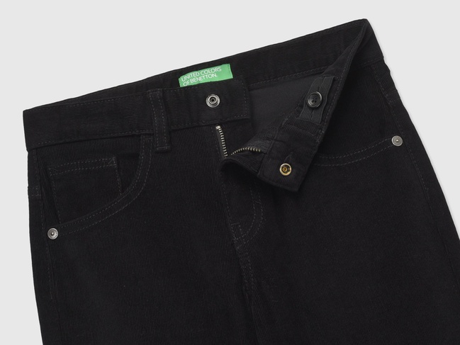 Чорні штани для хлопчиків Benetton артикул 4AD5CE04E.G 100 25A Фото ракурс 3 - Чорні штани для хлопчиків Benetton артикул 4AD5CE04E.G 100 25A