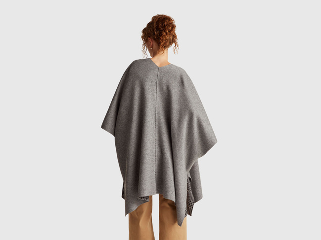 Фото ракурс 2 - Жіноче сірe пончо Benetton артикул 112HEU01N 507 25A