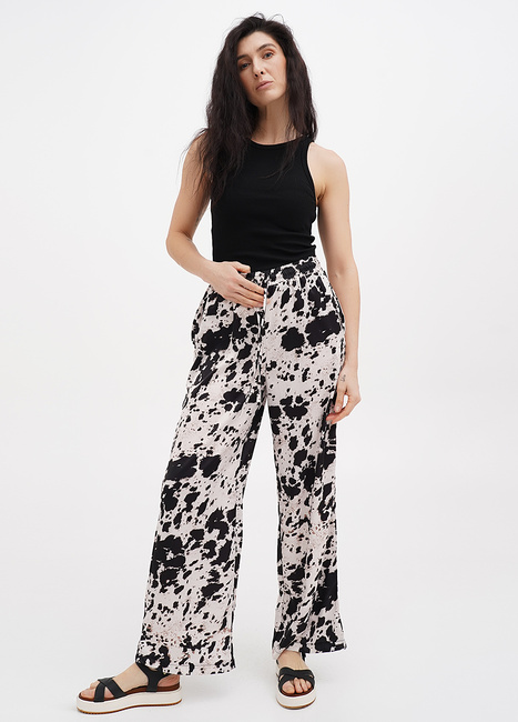 Жіночі молочні брюки EQUILIBRI артикул W466 030 000 MILK SS2025 Фото ракурс 1 - Жіночі молочні брюки EQUILIBRI артикул W466 030 000 MILK SS2025