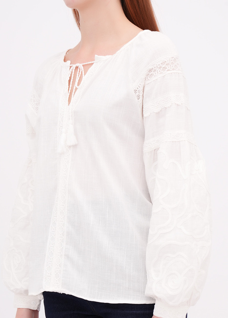 Женская белая блузка EQUILIBRI артикул W421 034 000 White FW2025 Фото ракурс 3 - Женская белая блузка EQUILIBRI артикул W421 034 000 White FW2025