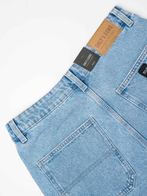 Мужские синие шорты ONLY & SONS артикул 22029597 LIGHT BLUE DENIM FW2025 Фото ракурс 6 - Мужские синие шорты ONLY & SONS артикул 22029597 LIGHT BLUE DENIM FW2025