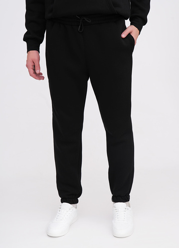 Фото ракурс 1 - Мужские черные штаны EQUILIBRI артикул M265 002 000 Black FW2025