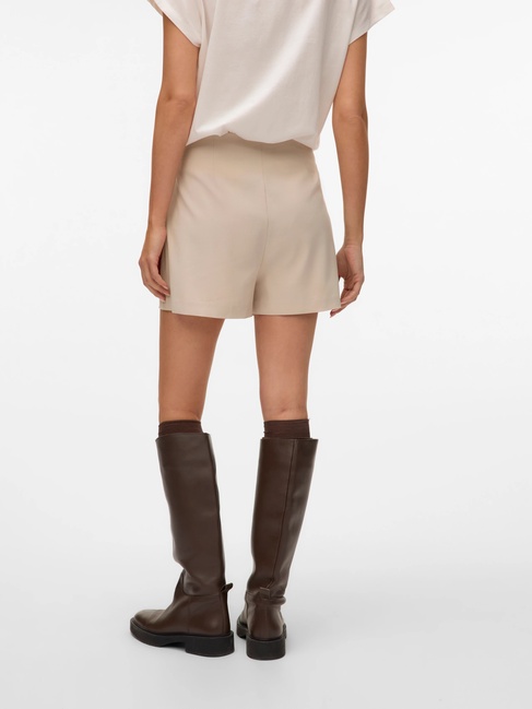 Жіночі бежеві шорти Vero Moda артикул 10332054 silver lining FW2025 Фото ракурс 2 - Жіночі бежеві шорти Vero Moda артикул 10332054 silver lining FW2025