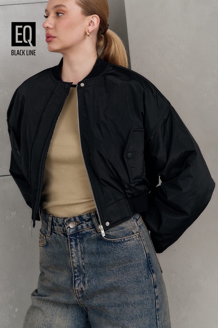Фото ракурс 1 - Женская черная куртка EQUILIBRI артикул BW175003 000 Black FW2025