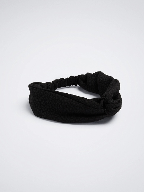 Женская черная заколка Parfois артикул 165535 _BK FW2025 Фото ракурс 2 - Женская черная заколка Parfois артикул 165535 _BK FW2025