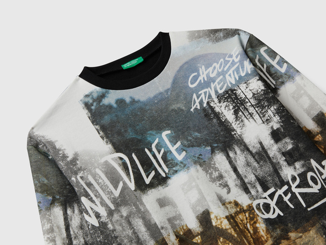 Фото ракурс 3 - Черный свитшот для мальчиков Benetton артикул 3WECC10PR.G 903 25A