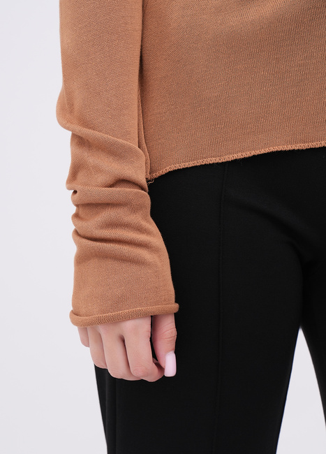 Жіночий коричневий лонгслів EQUILIBRI артикул W315 010 001 CAMEL FW2025 Фото ракурс 4 - Жіночий коричневий лонгслів EQUILIBRI артикул W315 010 001 CAMEL FW2025