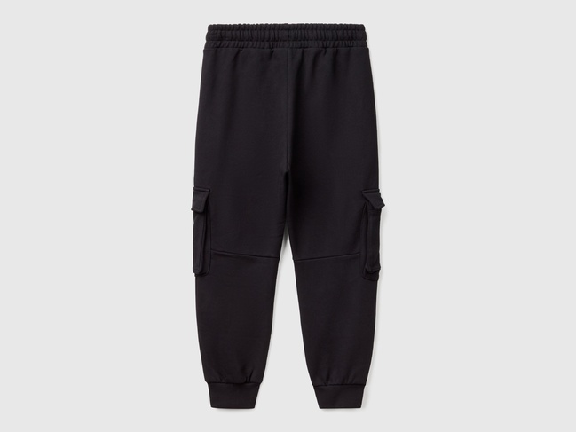 Черные штаны для мальчиков Benetton артикул 3UNICF066.G 100 25P Фото ракурс 2 - Черные штаны для мальчиков Benetton артикул 3UNICF066.G 100 25P