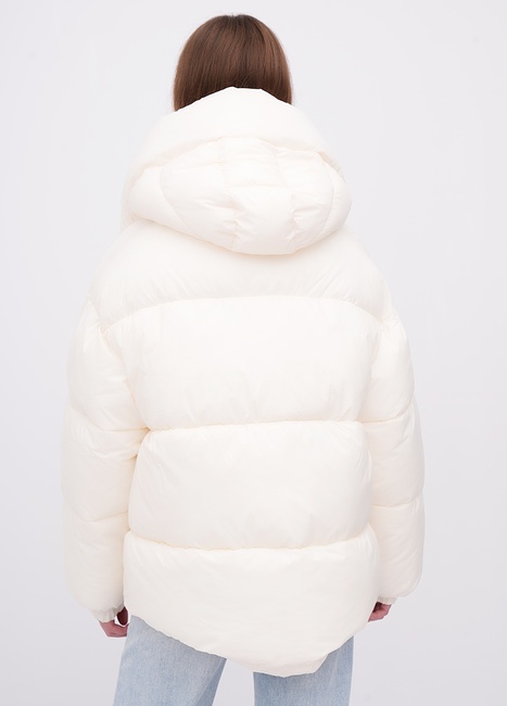 Женская молочная куртка EQUILIBRI артикул W172 012 000 MILK FW2025 Фото ракурс 2 - Женская молочная куртка EQUILIBRI артикул W172 012 000 MILK FW2025