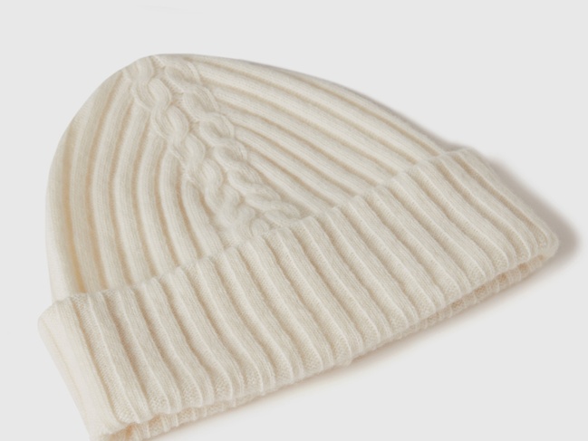 Жіноча біла шапка Benetton артикул 1244DA011 000 25I Фото ракурс 3 - Жіноча біла шапка Benetton артикул 1244DA011 000 25I