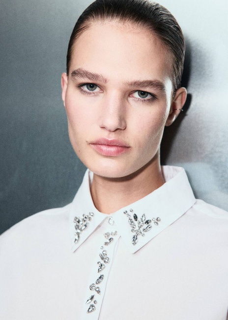 Женская молочная рубашка Mango артикул 17039106 02 1 season Фото ракурс 4 - Женская молочная рубашка Mango артикул 17039106 02 1 season