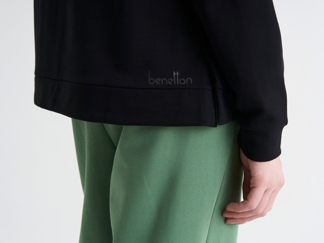 Фото ракурс 5 - Жіноча чорна олімпійка Benetton артикул 3UNID500R 100 25A