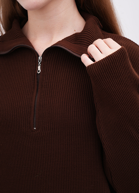 Фото ракурс 4 - Женский коричневый свитер EQUILIBRI артикул W391 037 100 Brown FW2025