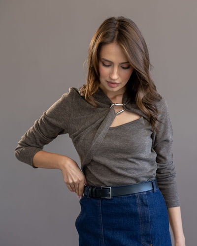 Фото ракурс 1 - Жіночий коричневий лонгслів EQUILIBRI артикул BW415001 000 Mocco FW2025