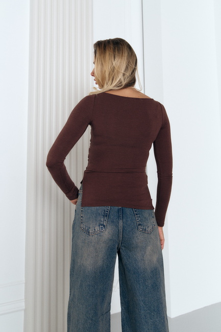 Фото ракурс 2 - Женский коричневый лонгслив EQUILIBRI артикул BW215001 000 Brown FW2025